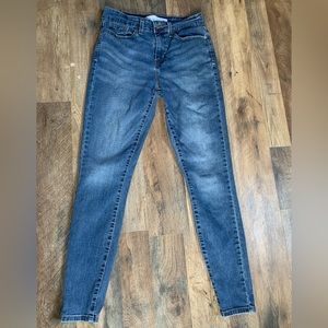Levi’s Women’s Mid-Rise Skinny Jeans Size 6